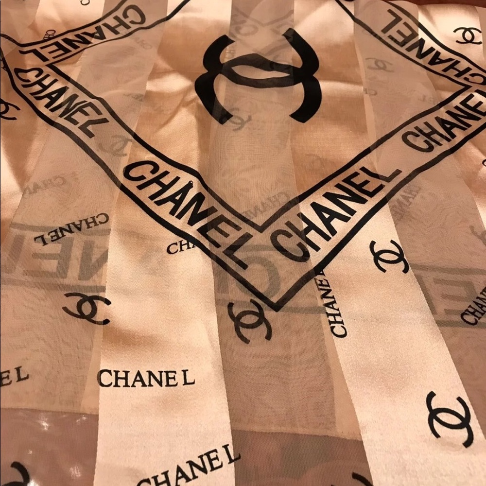 Chanel scarf very beautiful... vintage 80”